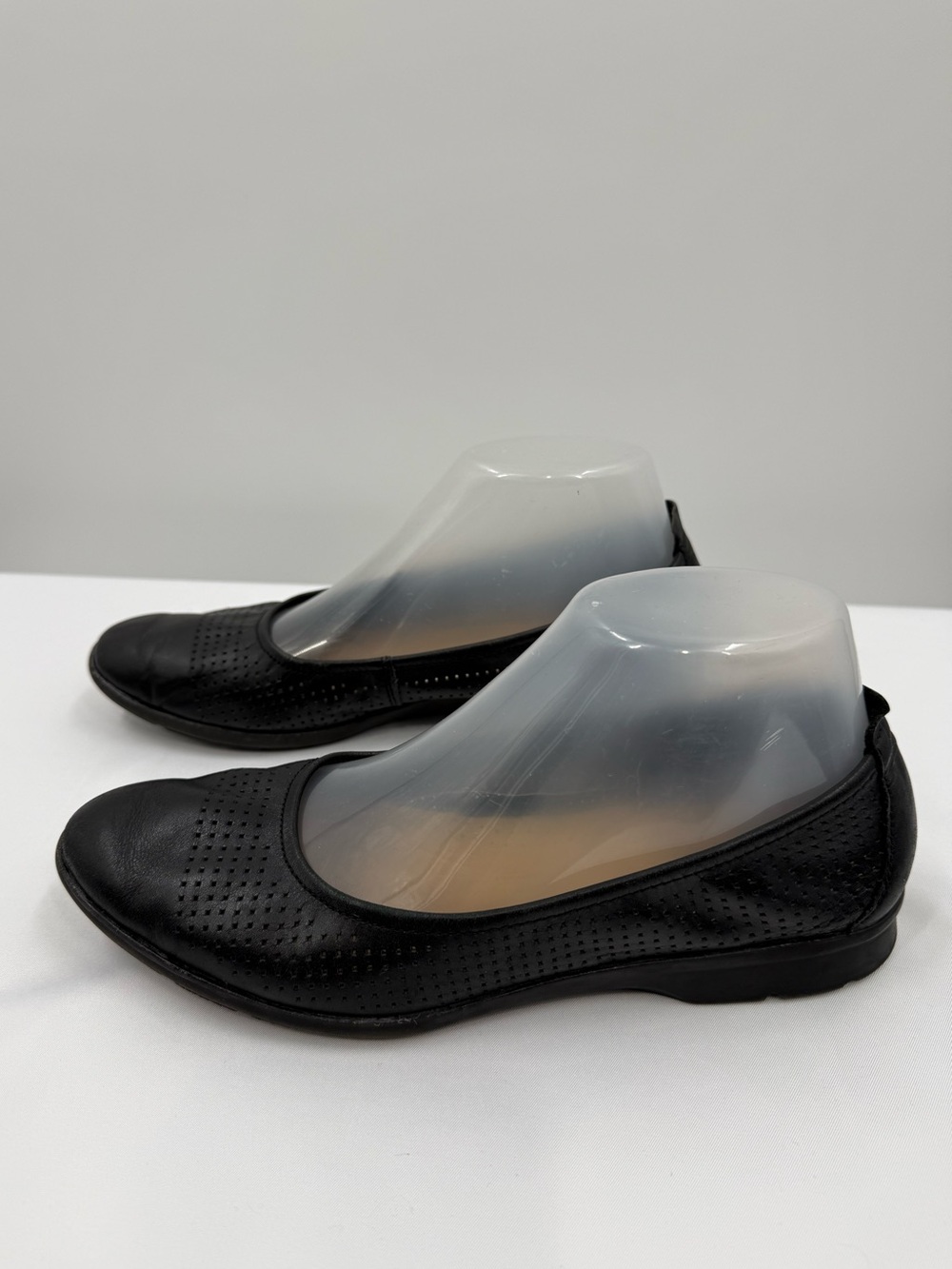 Clarks Jenette Ease Perforated Black Leather Flats Womens Size 7